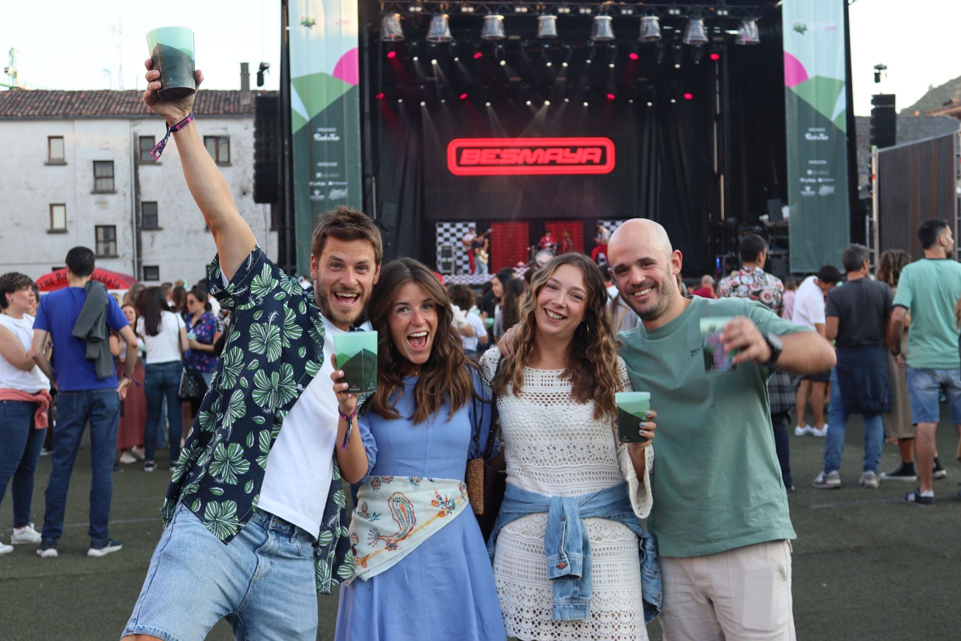 Ambiente festivo en la segunda noche del Ezcaray Fest