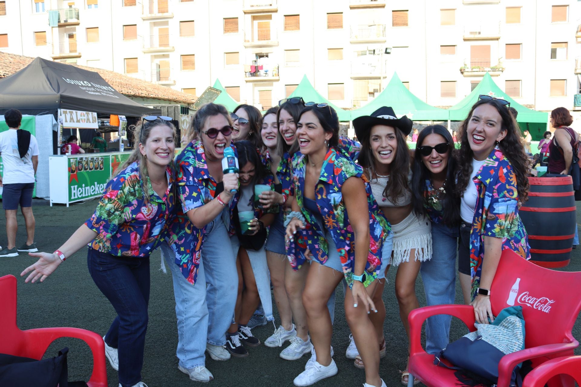 Ambiente festivo en la segunda noche del Ezcaray Fest