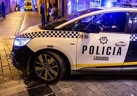 Un coche de Policía Local en el Casco Antiguo de Logroño.