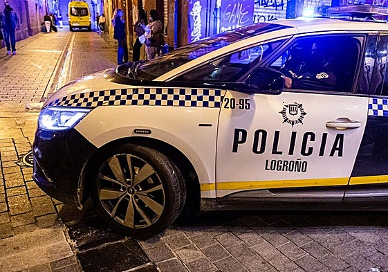 Un coche de Policía Local en el Casco Antiguo de Logroño.