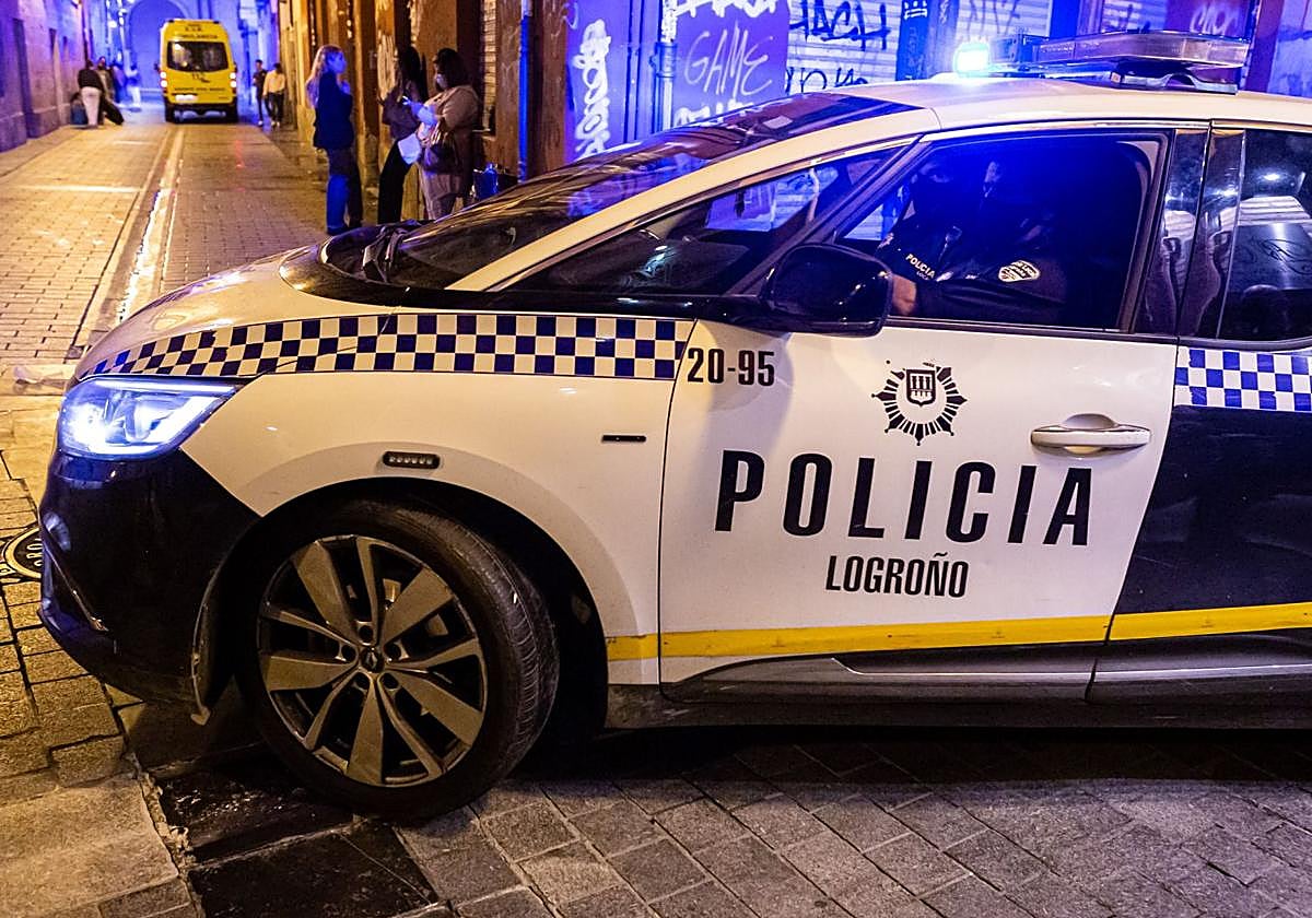 Un coche de Policía Local en el Casco Antiguo de Logroño.