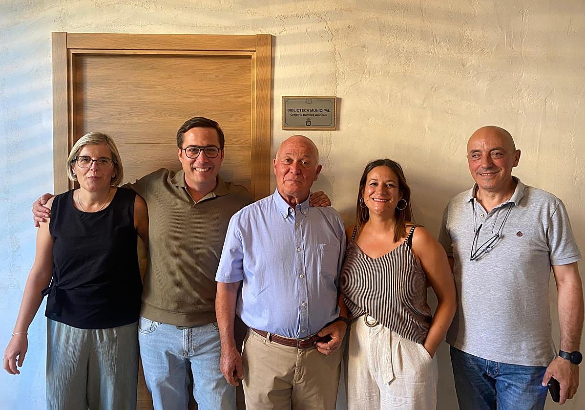 Gregorio Remírez Aranzadi, en el medio, posa con el equipo de Gobierno de Sorzano en la biblioteca.