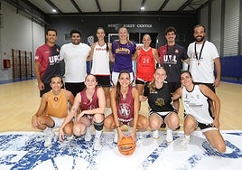 Dani Rubio posa junto al cuerpo técnico y las jugadoras ayer en el Búho Blanco.