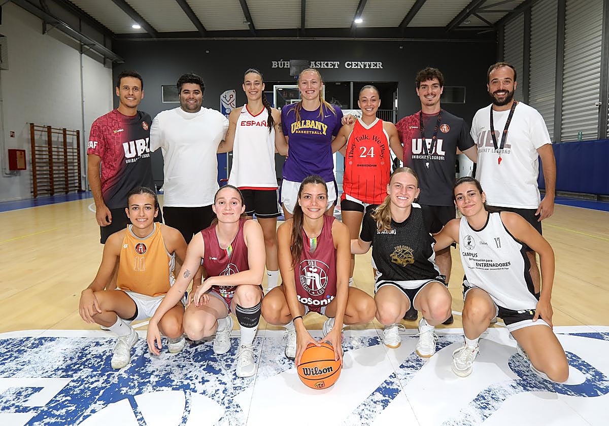 Dani Rubio posa junto al cuerpo técnico y las jugadoras ayer en el Búho Blanco.