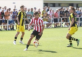 Otadui se escapa de un rival en el partido entre la UDL y el Barakaldo.