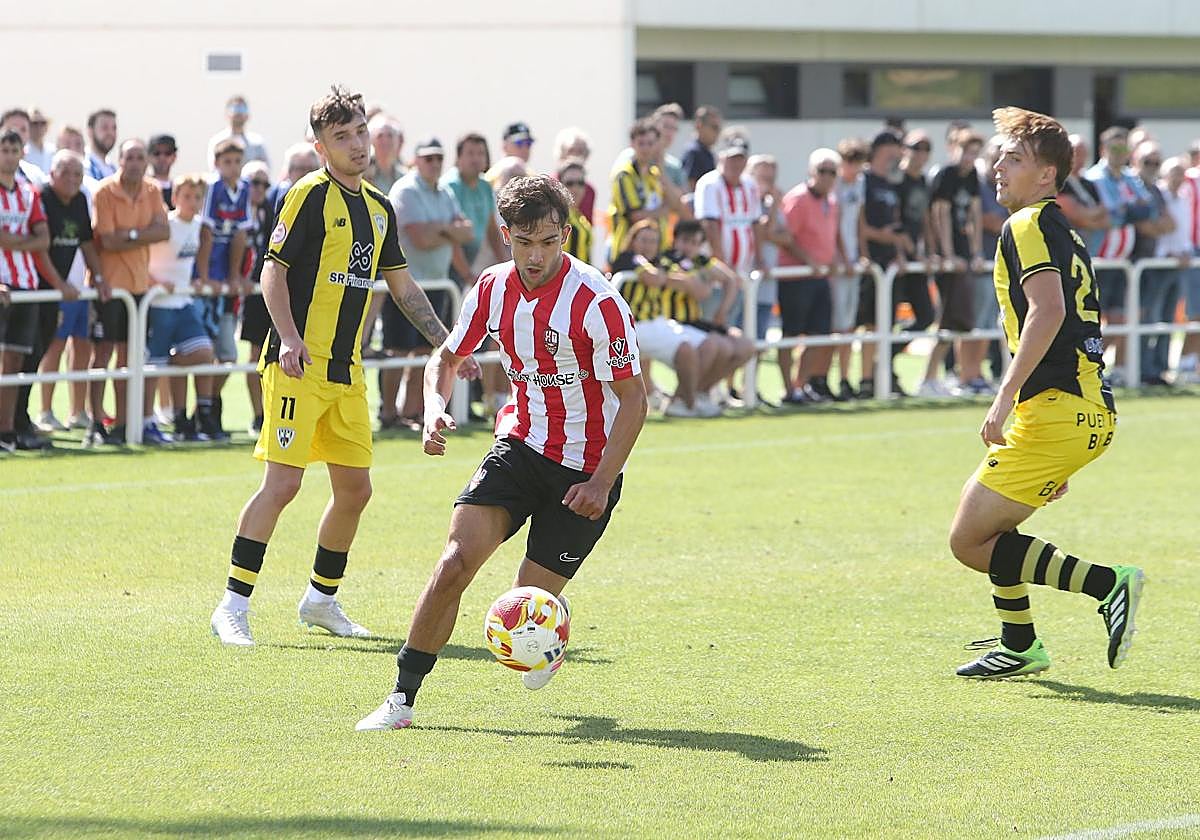 Otadui se escapa de un rival en el partido entre la UDL y el Barakaldo.