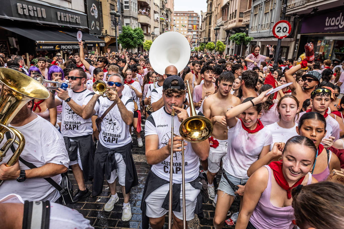 Chupinazo y carrozas: las primeras imágenes de Calahorra en fiestas