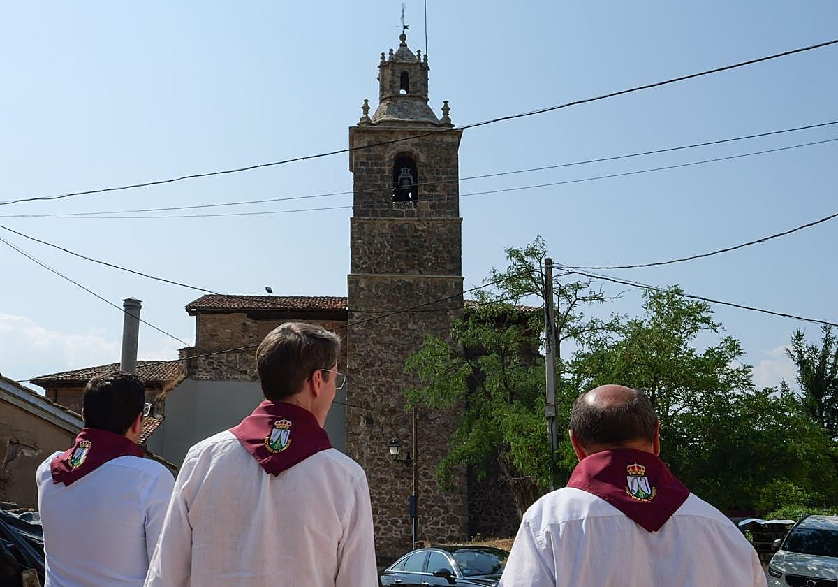 Las autoridades aprecian la recién restaurada torre de la iglesia de San Martín de Nestares.