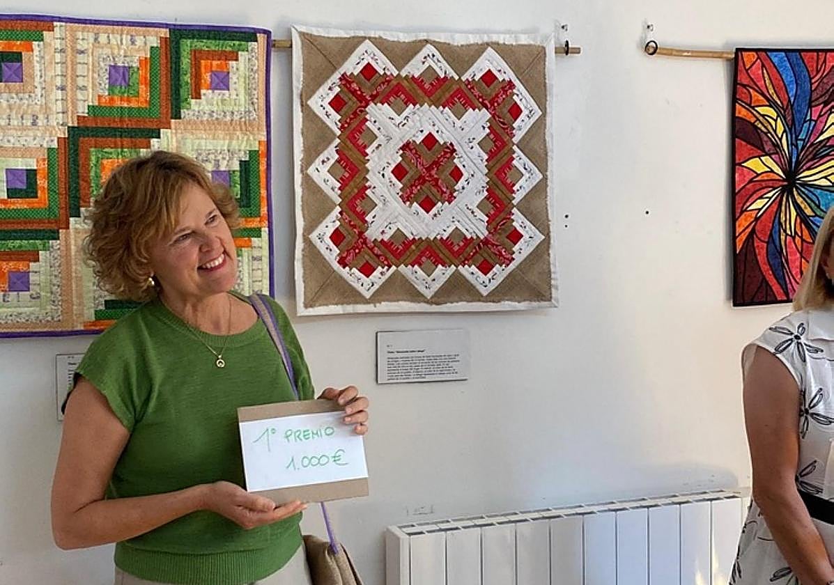 Mari Cruz Garrido posa junto a la almazuela ganadora.