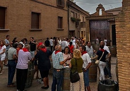 Degustación de vinos aldeanos en el exterior del Museo del Vino.