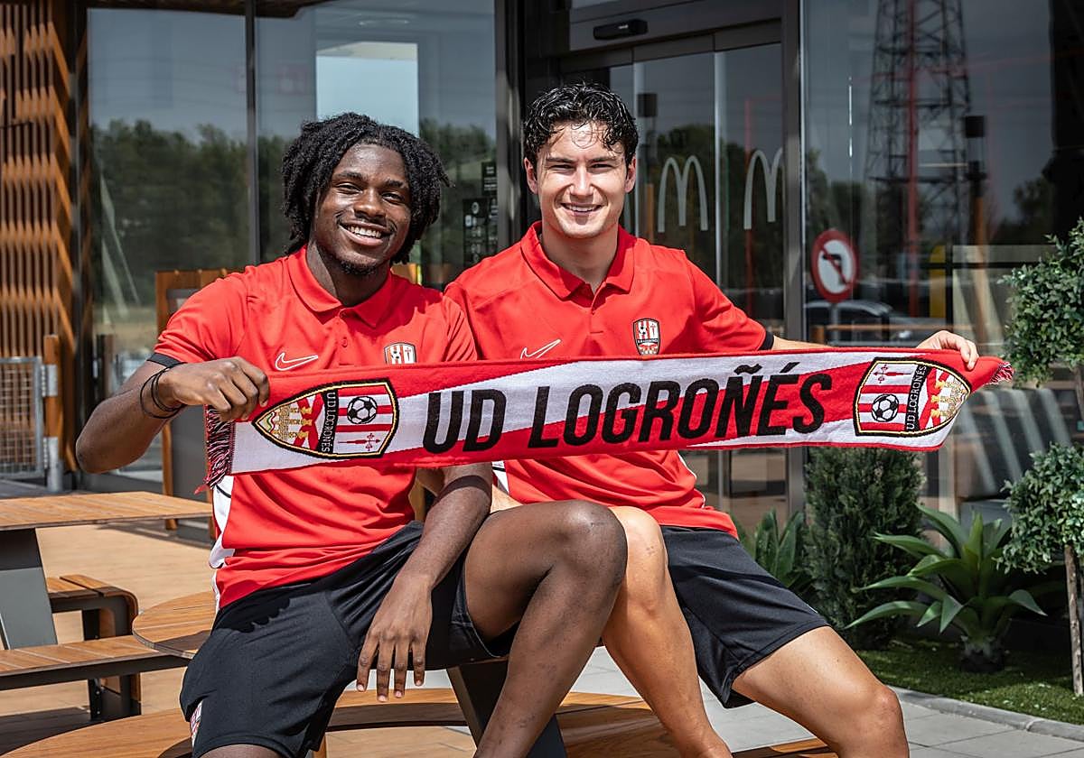 Yanis Lhery y Aitor Pascual, dos de los últimos fichajes, posan con una bufanda de la UD Logroñés