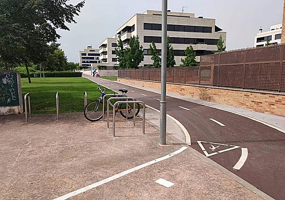 Nuevo carril bici por el parque de La Guindalera junto a las traseras de las comunidades de vecinos de avenida de la Sierra.