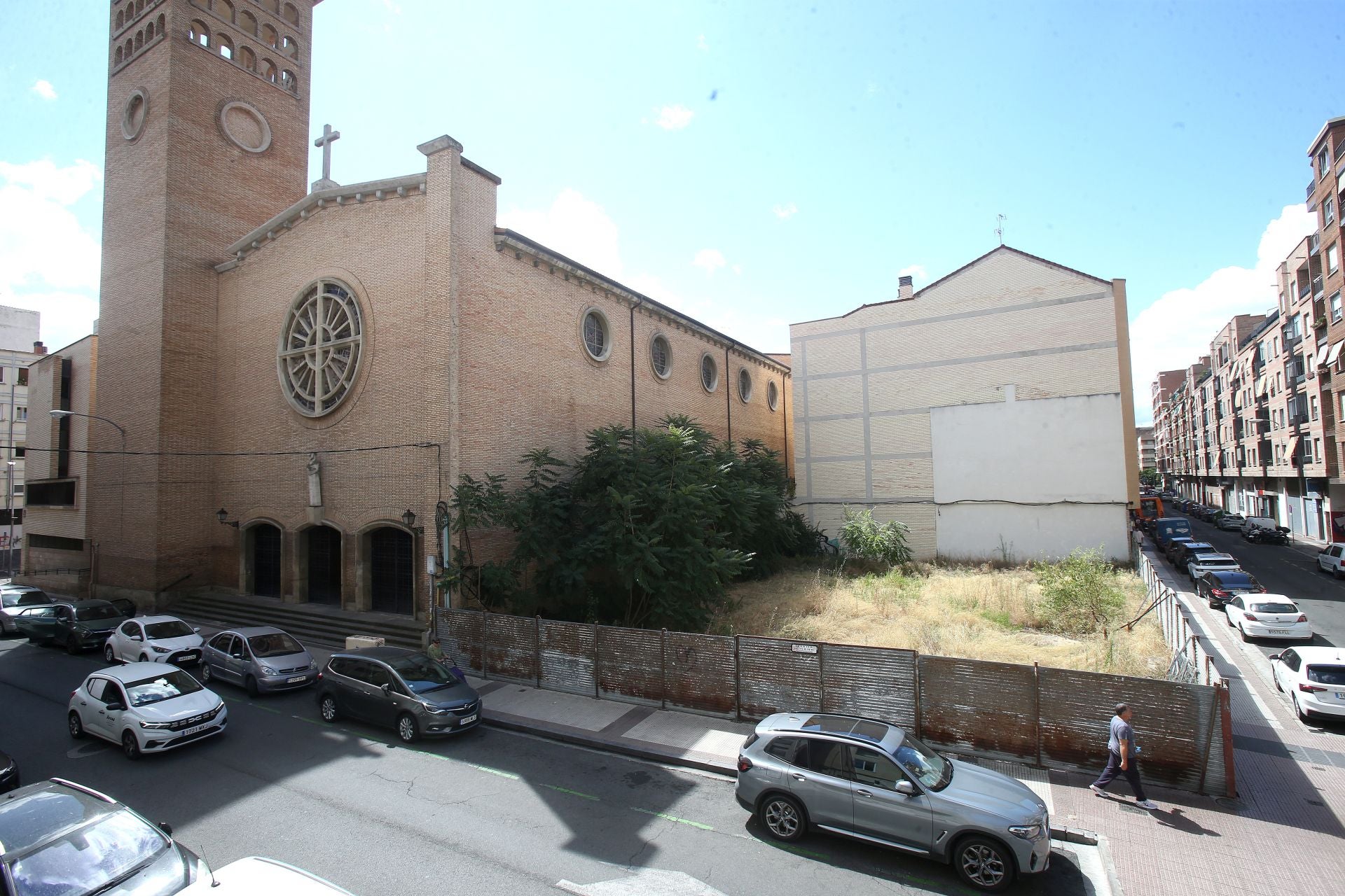 Actual estado del solar, repleto de maleza en la esquina de Rey Pastor con Vitoria.