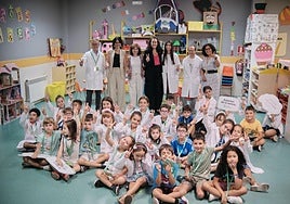 Los niños, junto a los responsables del Ayuntamiento y de la AECC, preparados para los talleres.