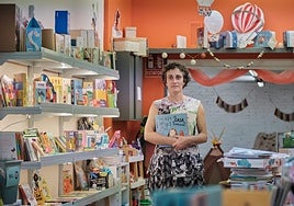 Carmen Mateos posa en el interior de su librería Veo Veo.