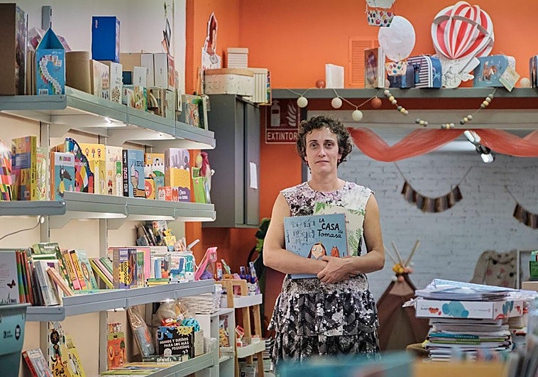 Carmen Mateos posa en el interior de su librería Veo Veo.