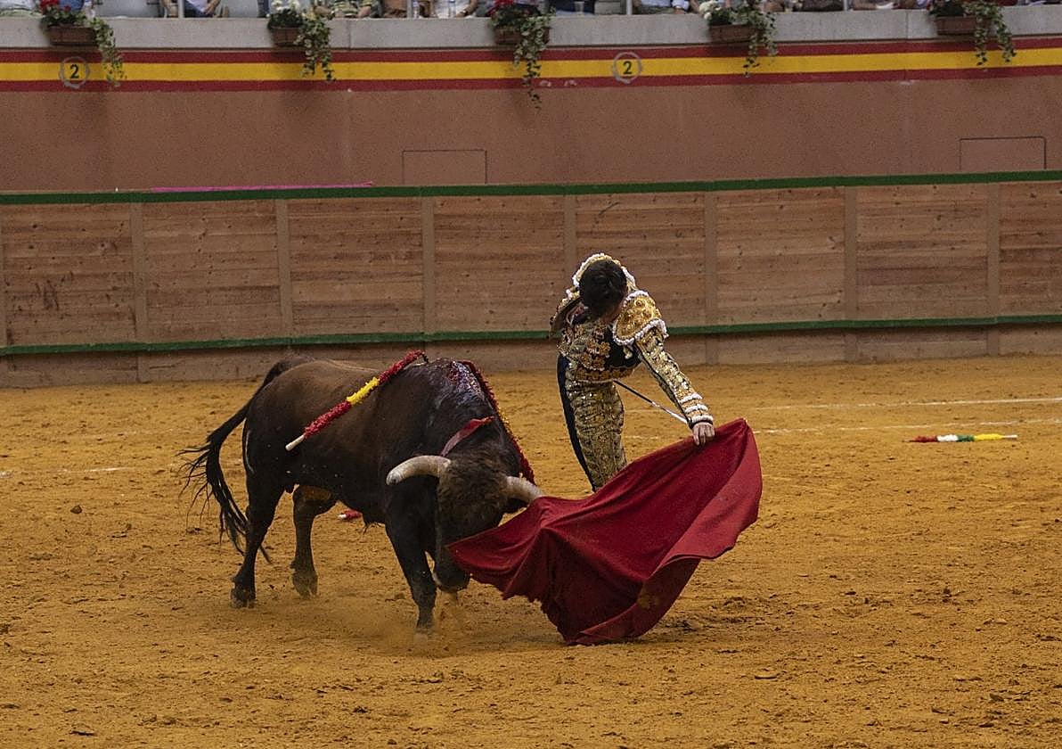Fabio Jiménez mueve la mano izquierda para que el toro entre por ese pitón a la muleta.