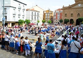 Ambiente en la plaza del Raso con los concursos de tortilla de patata de la peña Riojana y de pochas de la peña El Hambre.