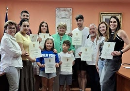 Autoridades y galardonados de 2025 en el salón de plenos municipal donde recibieron sus diplomas.