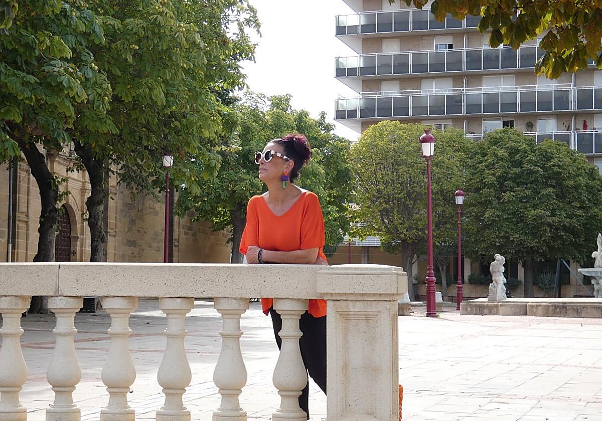 Sonia Olarte posa apoyada en una balaustrada.