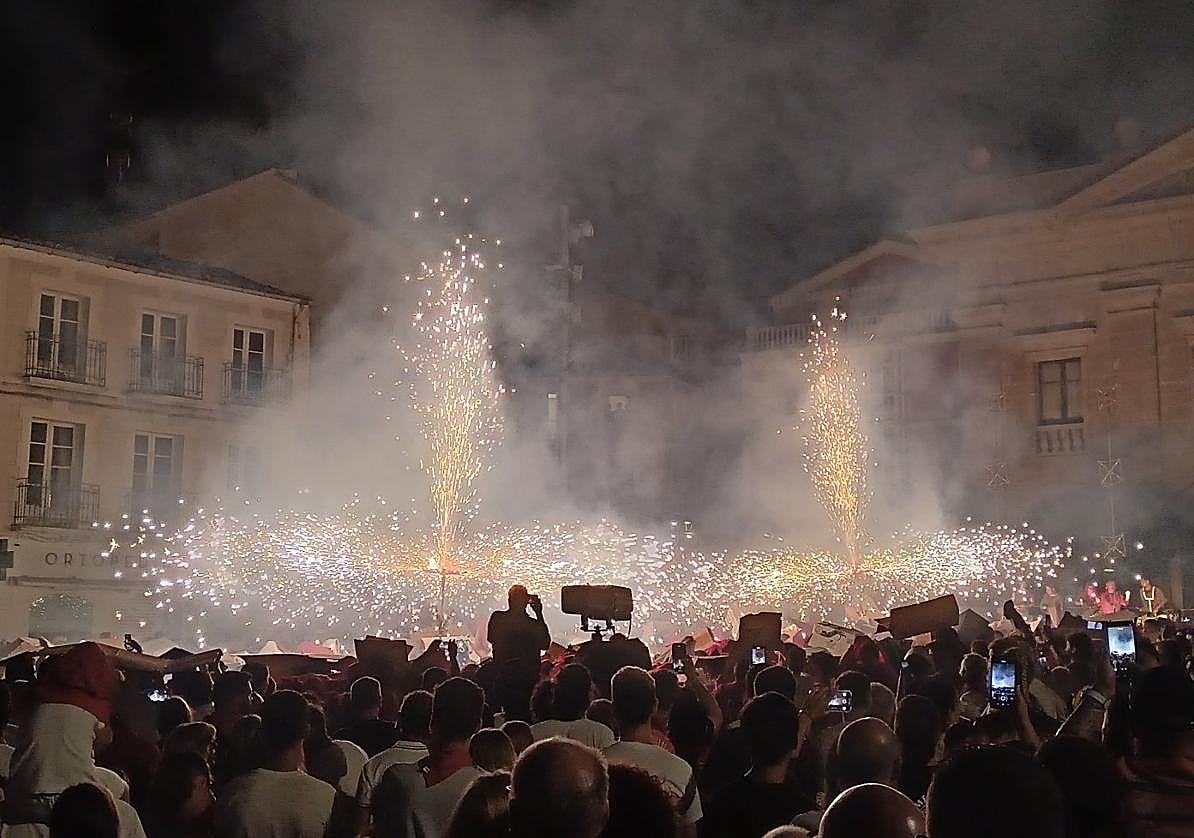 El correfoc de Xarta Teatre al regresar a la plaza del Raso, llena de público, el martes en Calahorra.