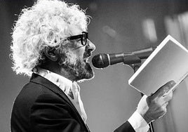 Abraham Boba recitando poemas.