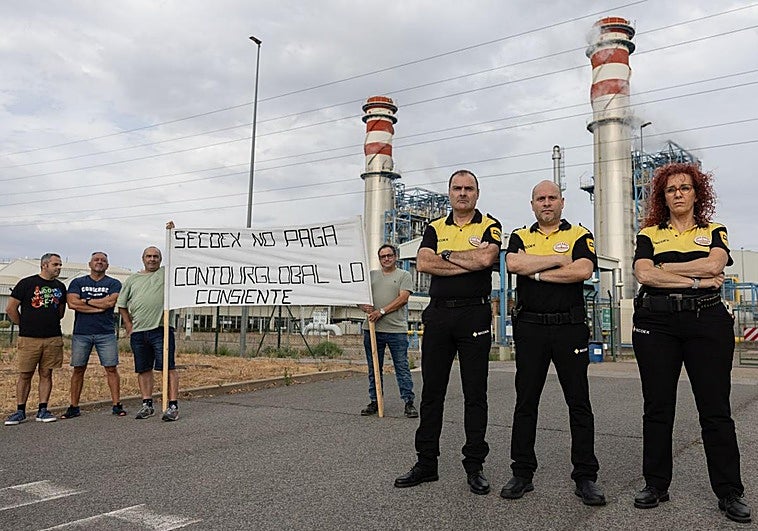 Los vigilantes Ángel Fernández, Manuel Valle y Salette Ramos protestan junto a otros compañeros en la entrada de Contourglobal de Arrúbal.