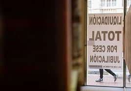 Cartel que anuncia el cierre por jubilaciónen de un establecimiento en Logroño