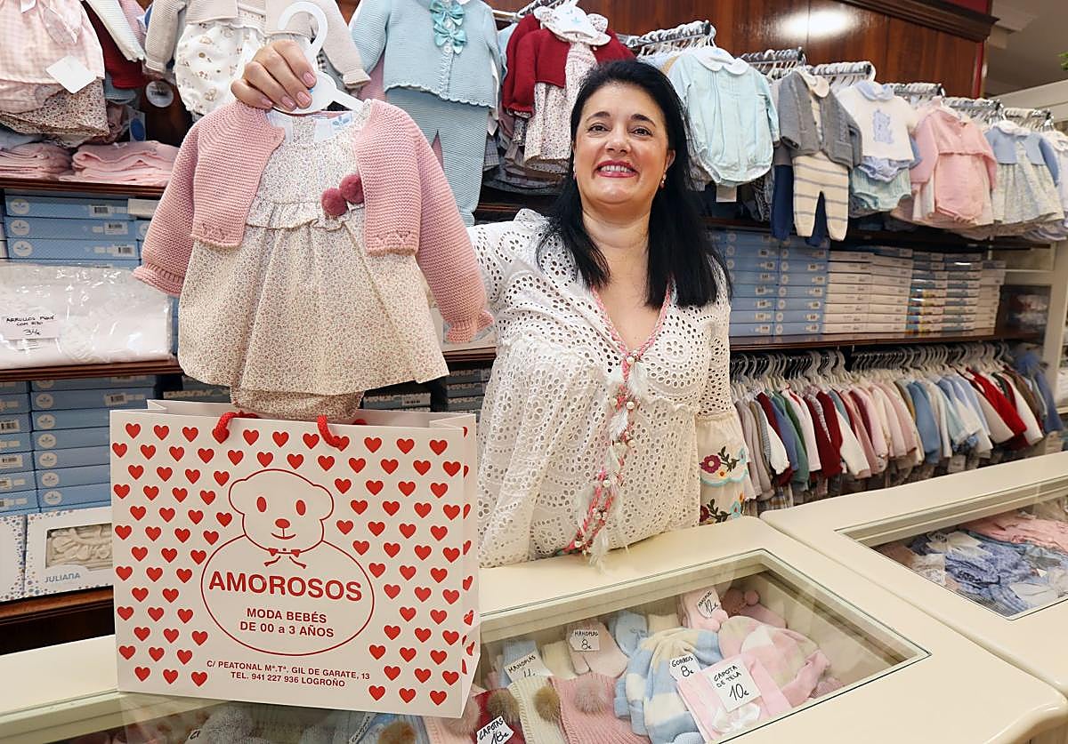 Mónica Ferrero, en su tienda de ropa de bebé, en Logroño