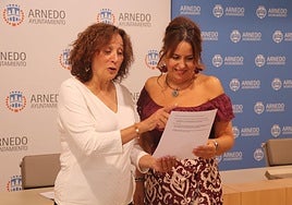 María Dolores Domínguez, autora junto a su hermano Eduardo, le lee arios refranes a la edil de Cultura, Chus Zapata.