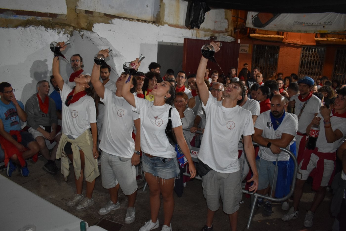 Una de las ocho tandas del concurso de bebedores artísticos de porrón, el miércoles por la noche en la Peña El Hambre de Calahorra.