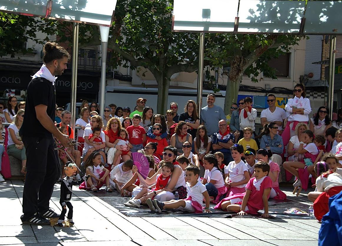 El titiritero Mario Ezno, con su marioneta Manolo Bolaño, haciendo reír a los niños, niñas y a sus familias en el paseo de Mercadal.