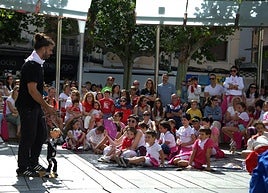 El titiritero Mario Ezno, con su marioneta Manolo Bolaño, haciendo reír a los niños, niñas y a sus familias en el paseo de Mercadal.