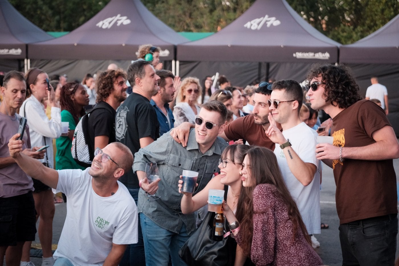 Un grupo de amigos se hace una foto para el recuerdo.