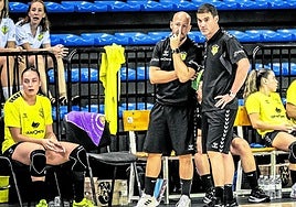 Luismi Ascorbe y Fran Piedecausa charlan durante el último amistoso del Grafometal.