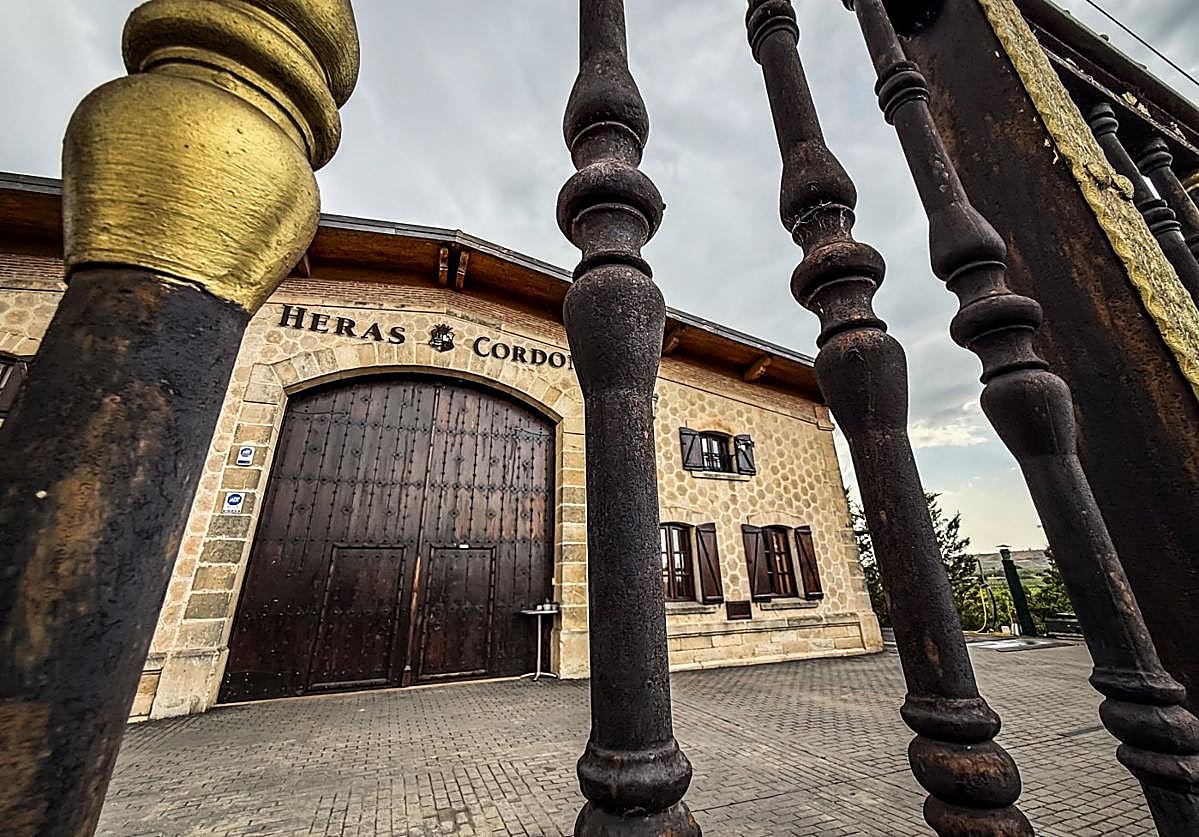 Fachada de la bodega Heras Cordón en Fuenmayor.