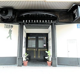 Arriba, entrada al restaurante; abajo, comedor.