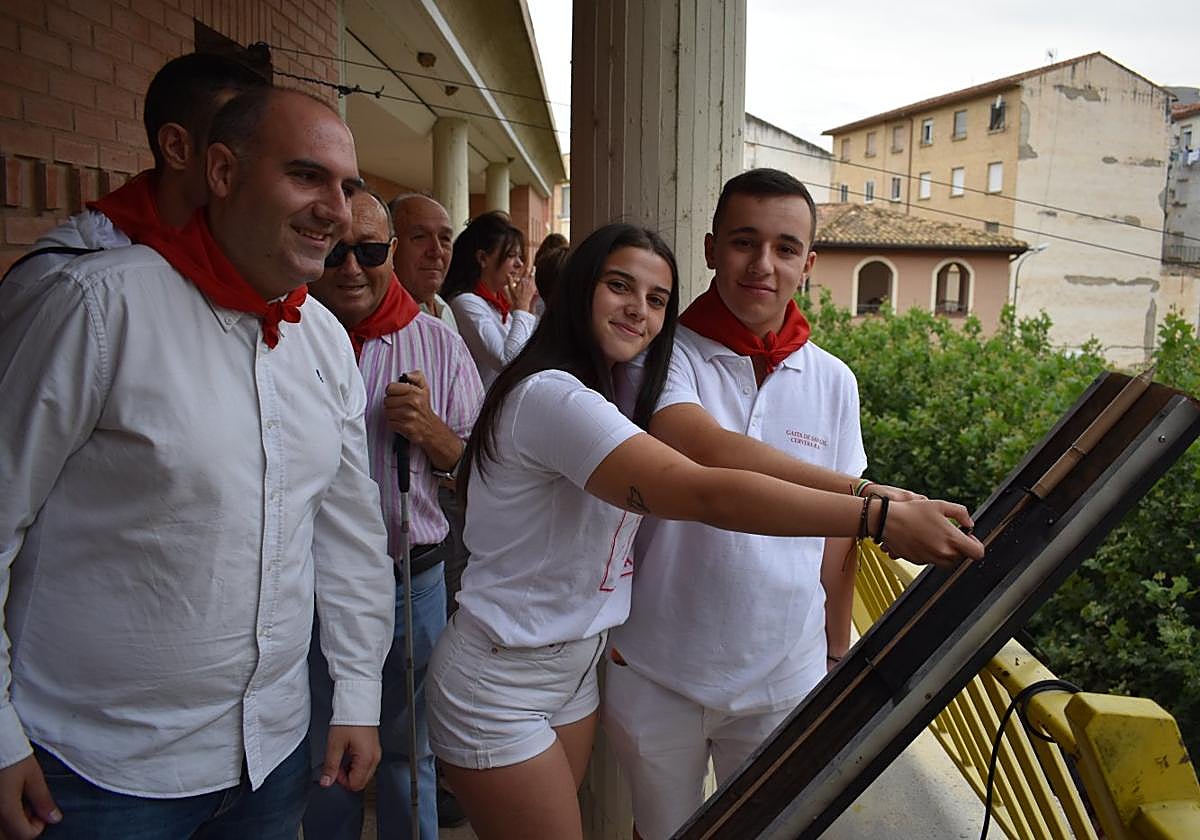 Lucía Poyo y Luis Ladrón, Alpargateros Mayores, lanzan el cohete.
