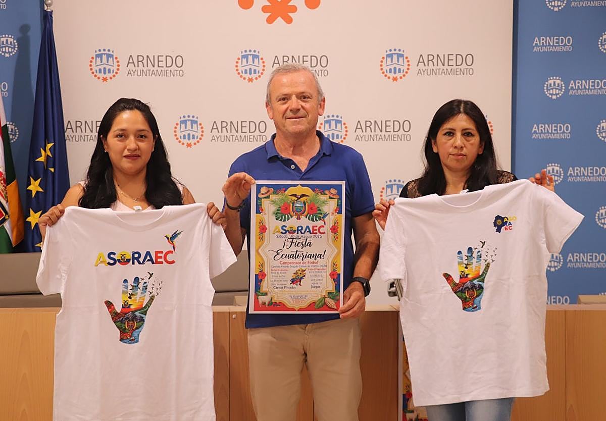 Dayana Oña y Diana González, con el concejal José María Ezquerro.