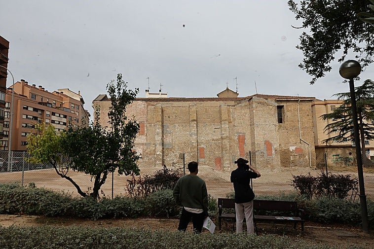 El solar del convento junto a la iglesia visto desde el paseo Basilio Gurrea Cárdenas.