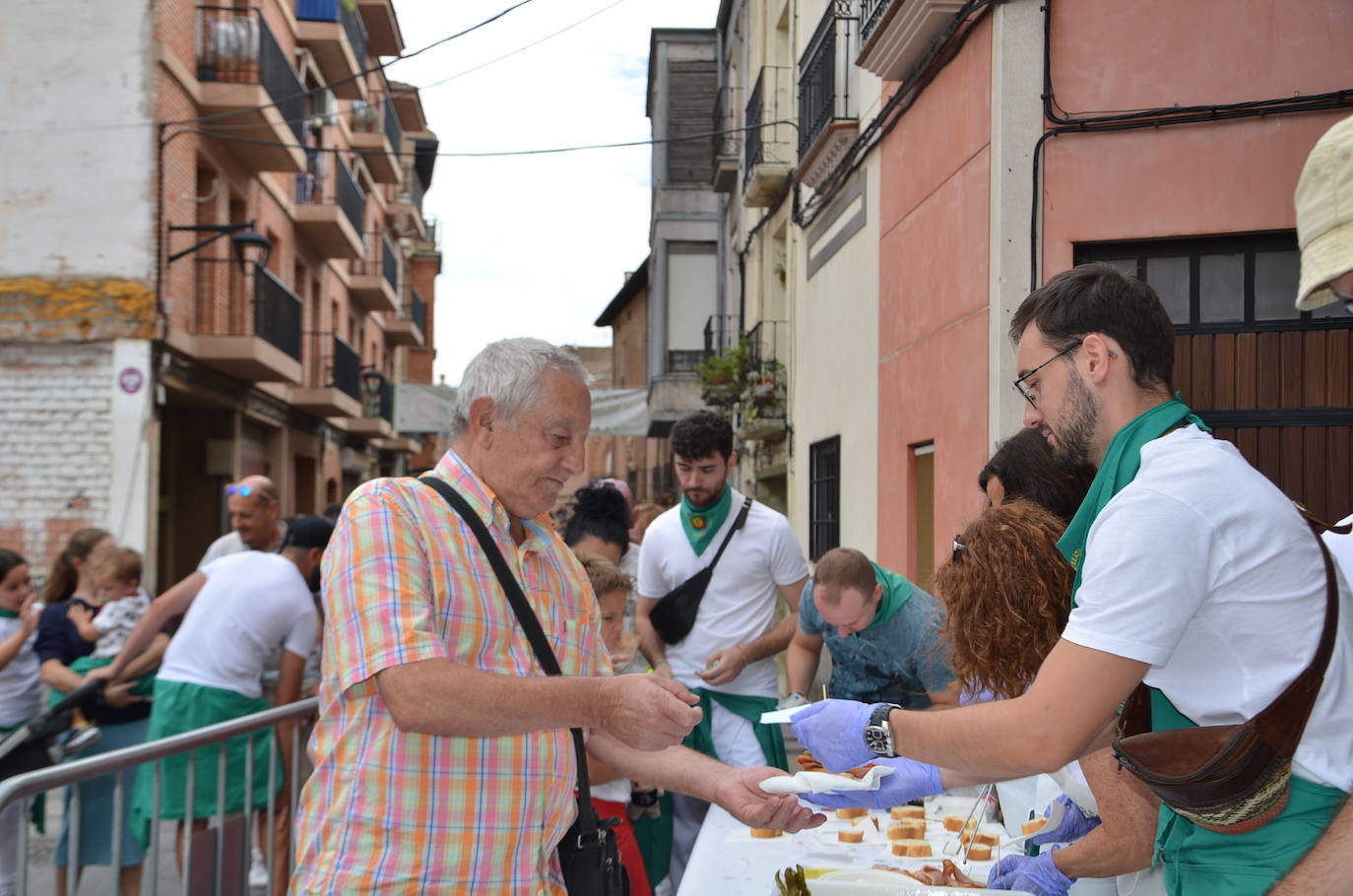 Las imágenes de las degustaciones, brindis y vacas en las fiestas de Calahorra