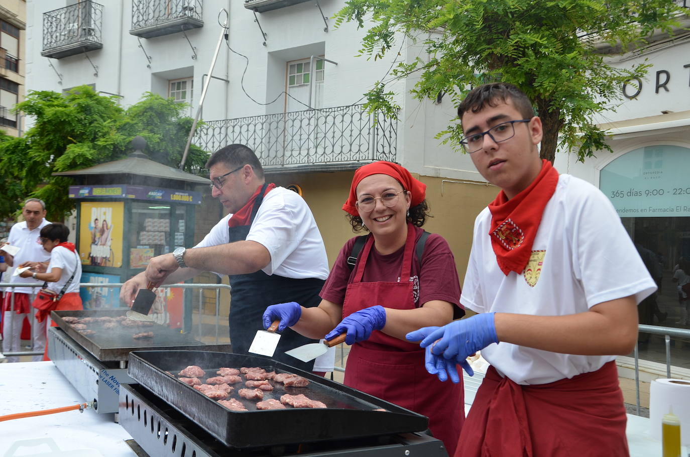 Las imágenes de las degustaciones, brindis y vacas en las fiestas de Calahorra