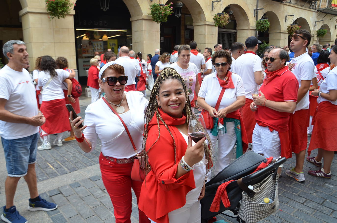 Las imágenes de las degustaciones, brindis y vacas en las fiestas de Calahorra