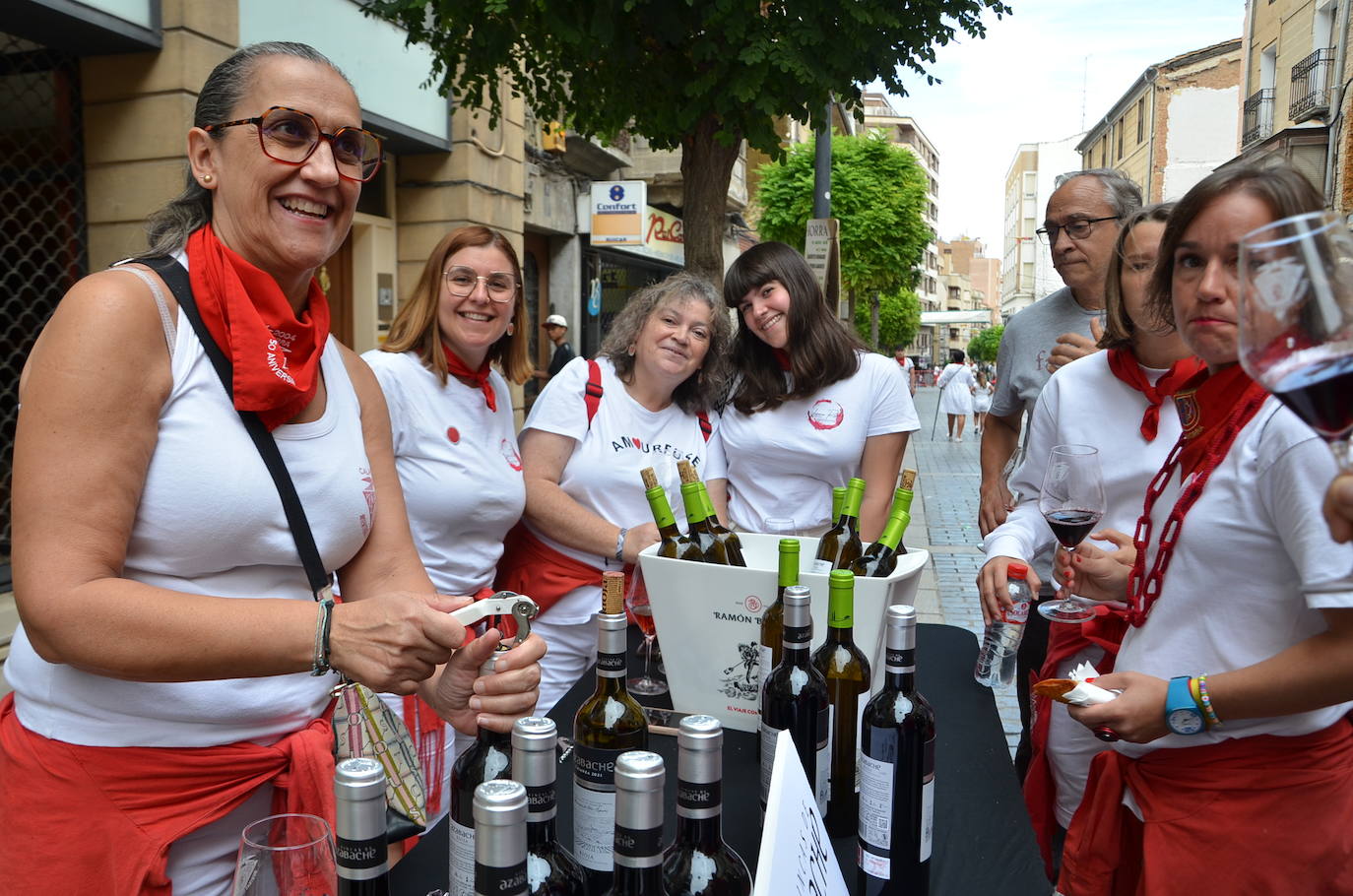 Las imágenes de las degustaciones, brindis y vacas en las fiestas de Calahorra