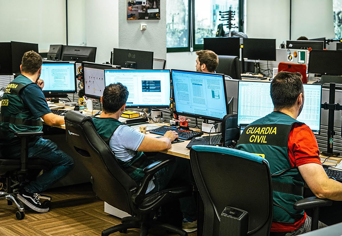 Agentes del Departamento de Investigación de Ciberdelicuencia de la Guardia Civil.