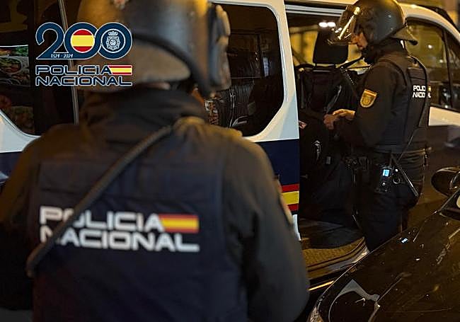 Integrantes de la Jefatura Superior de Policía en La Rioja durante un operativo en Logroño.