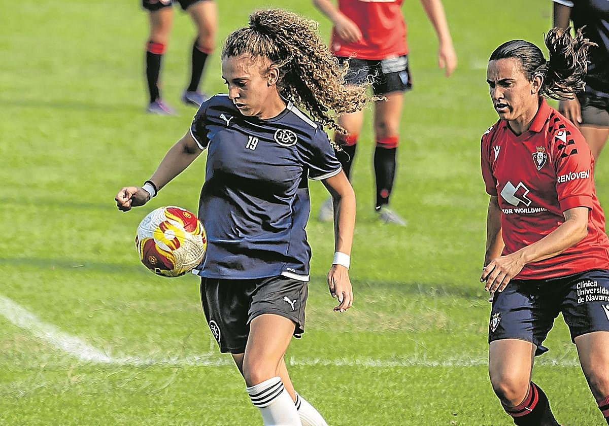 Paula Partido, con el balón en el partido contra el Osasuna, es una de las incorporaciones que ha hecho el DUX con pasado merengue.