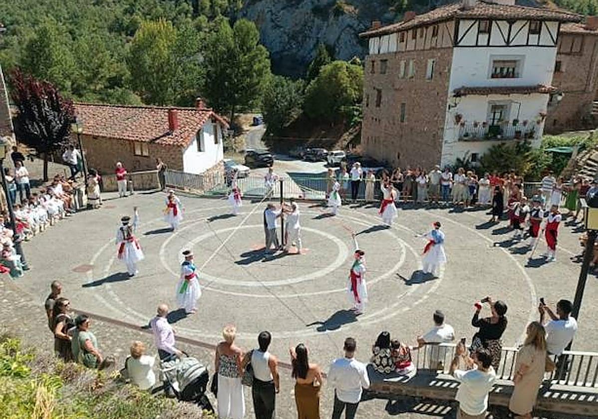 Pradillo celebra su procesión sin cruzar la N-111: «Lo que podía haber dividido, ha unido»