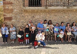 Los niños que recibieron sus diplomas, con sus familias.