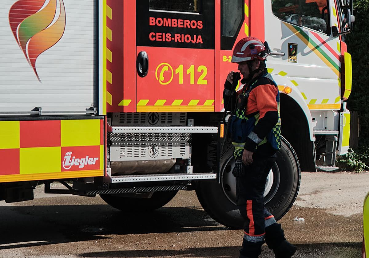 Un bombero del CEIS-Rioja, en una imagen de archivo.